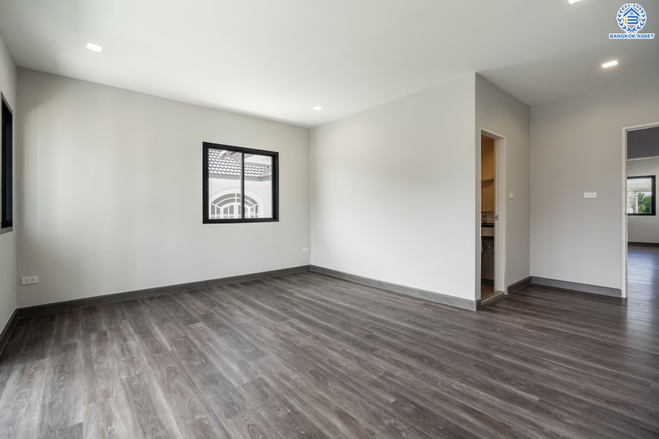 คฤหาสน์หลังใหญ่ตกแต่งใหม่ ม.บ้านสวนดอกไม้ ปิ่นเกล้า ดีไซน์สุด Luxury เนื้อที่ 154.5 ตร.ว. บนพื้นที่ใช้สอยถึง 435 ตร.ม. ฟังก์ชันจัดเต็ม 5 ห้องนอน 6 ห้องน้ำ 1 ห้องแม่บ้าน 2 ห้องอเนกประสงค์ (มีเรือนรับรองด้านข้าง พร้อมห้องน้ำในตัว) จอดรถได้ถึง 4 คัน บนทำเลเชื่อมต่อเมืองอย่างรวดเร็ว ใกล้ทางคู่ขนานลอยฟ้าบรมราชชนนี ทางด่วน "กาญจนาภิเษก" ม.มหิดล และเซ็นทรัลปิ่นเกล้า